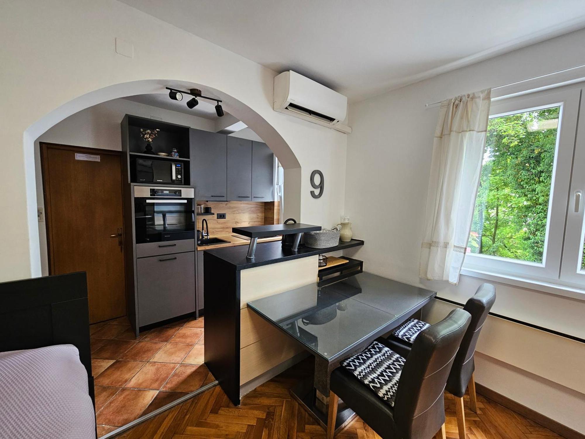 Ena, Strict Center, Sea View Apartment
